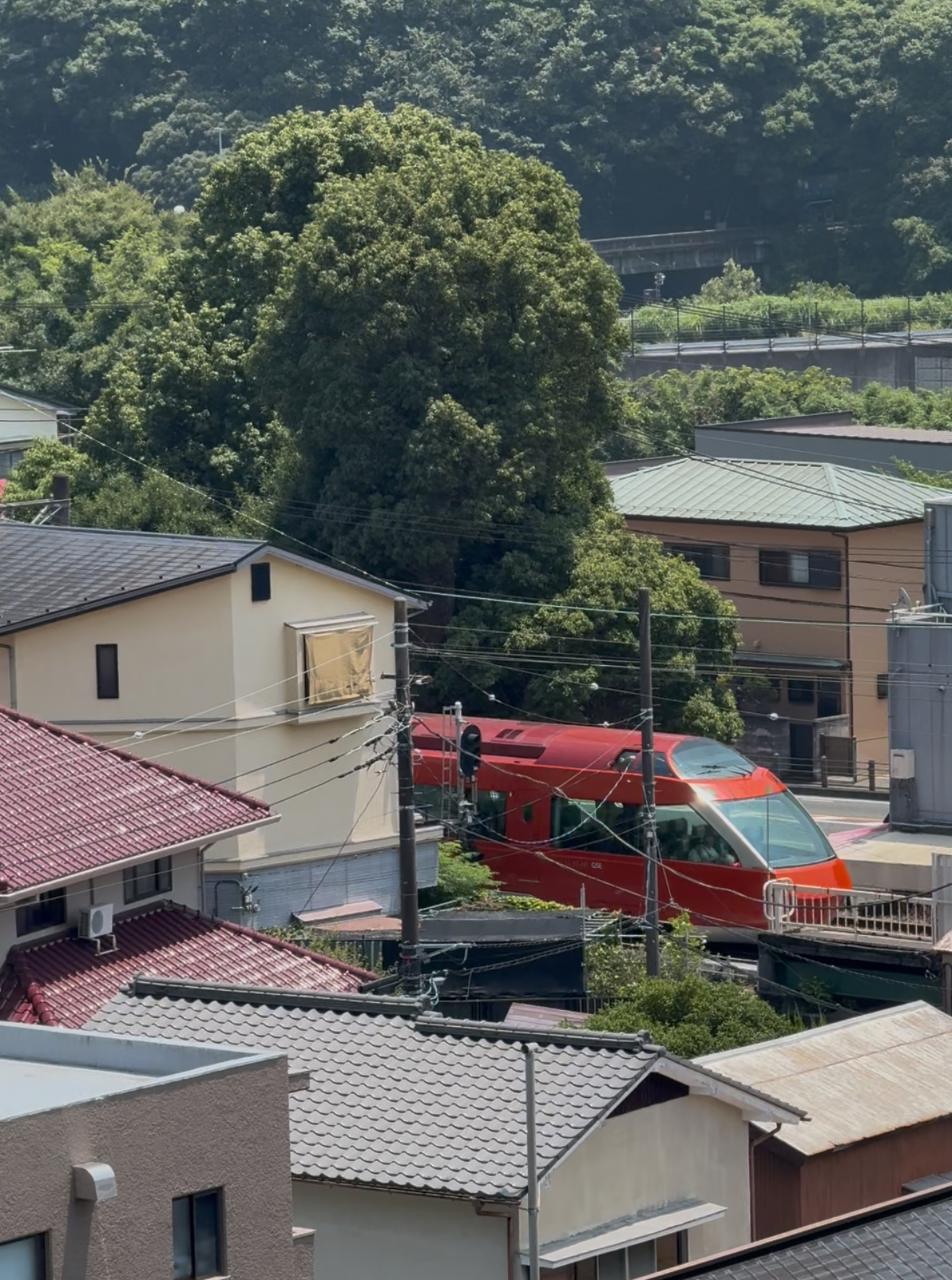 バルコニーから眺める小田急ロマンスカーのビュー（入生田）